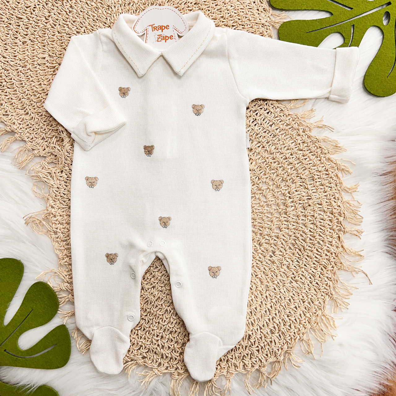 Macacão Tricotil (Tricot 100% Algodão) com Gola e Bordado - Off White Ursinho de Gravata